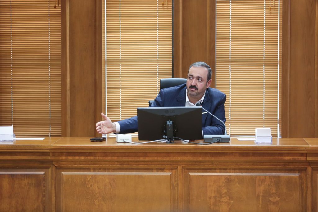 حضور حاج طاهر کرمانی مدیرعامل گروه ساختمانی کرمانی در جلسه شورای اسلامی شهر قم