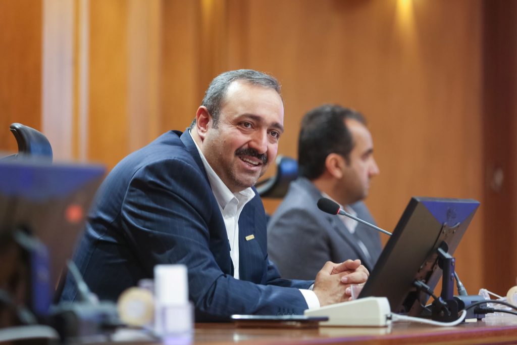 حضور حاج طاهر کرمانی مدیرعامل گروه ساختمانی کرمانی در جلسه شورای اسلامی شهر قم