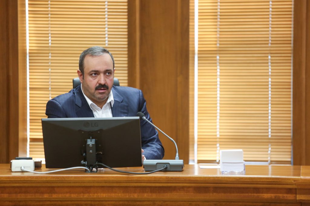 حضور حاج طاهر کرمانی مدیرعامل گروه ساختمانی کرمانی در جلسه شورای اسلامی شهر قم