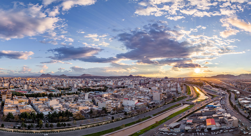 اقلیم قم چیست؟ راهنمای آب‌وهوا، فصل‌ها و اثر آن بر معماری شهر
